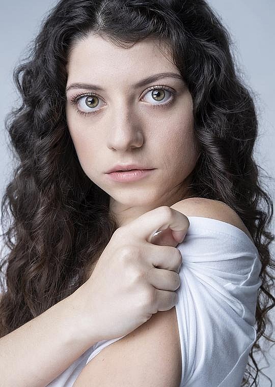 劳拉·乌瓦奇 Laura Ubach照片