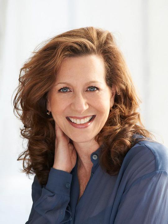 贝特西·艾顿 Betsy Aidem照片