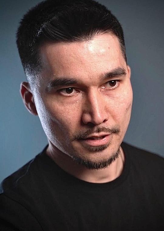 亚历克斯·伊斯特 Alex East照片
