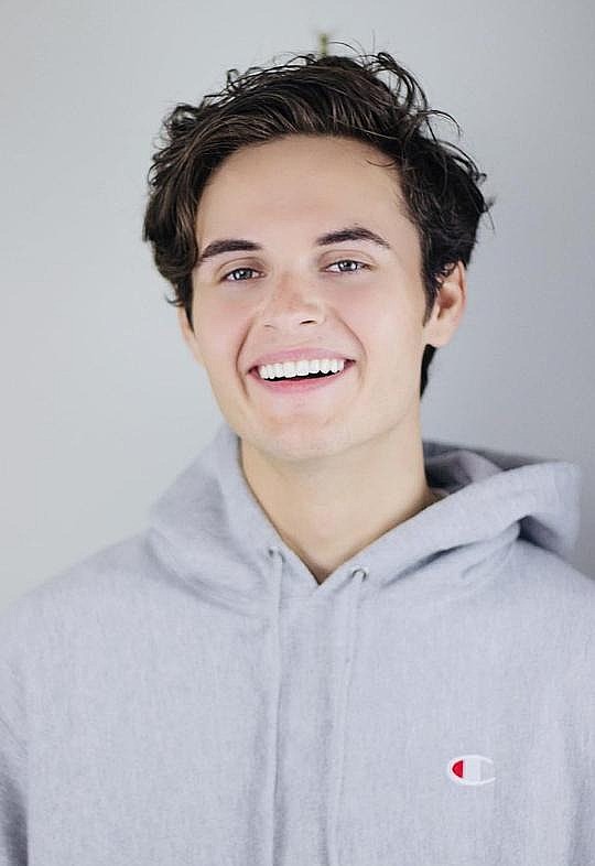 迪伦·科尔顿 Dylan Colton照片