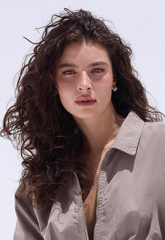 艾伦尼斯·卡雷塔拉 Alanis Guillen照片