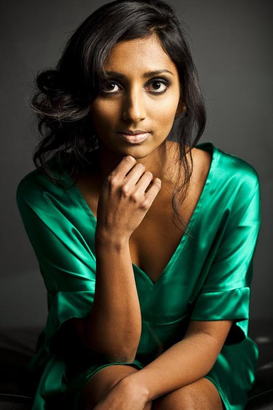 马尼克·古纳拉塔尼 Menik Gooneratne照片