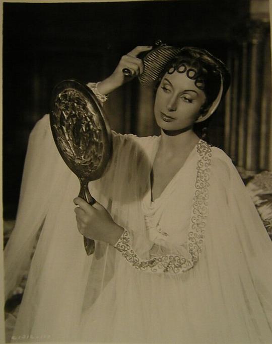 帕特里夏·拉芬 Patricia Laffan照片