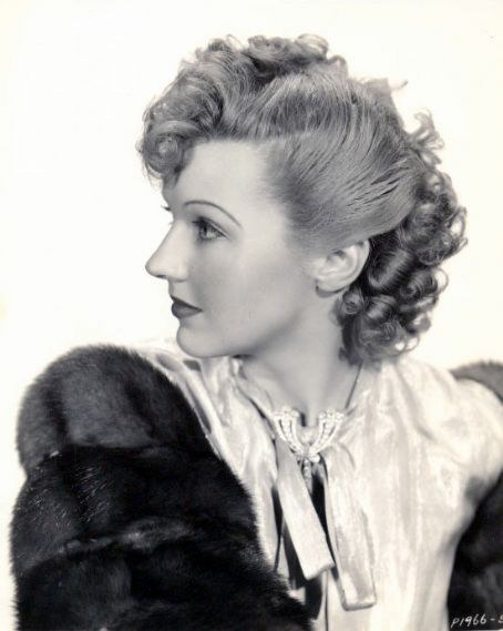 爱丝垂德·奥温 Astrid Allwyn照片