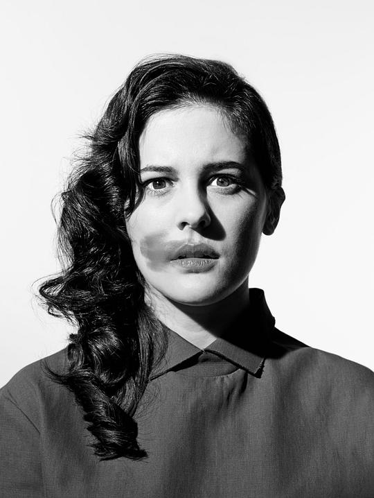 菲比·福克斯 Phoebe Fox照片