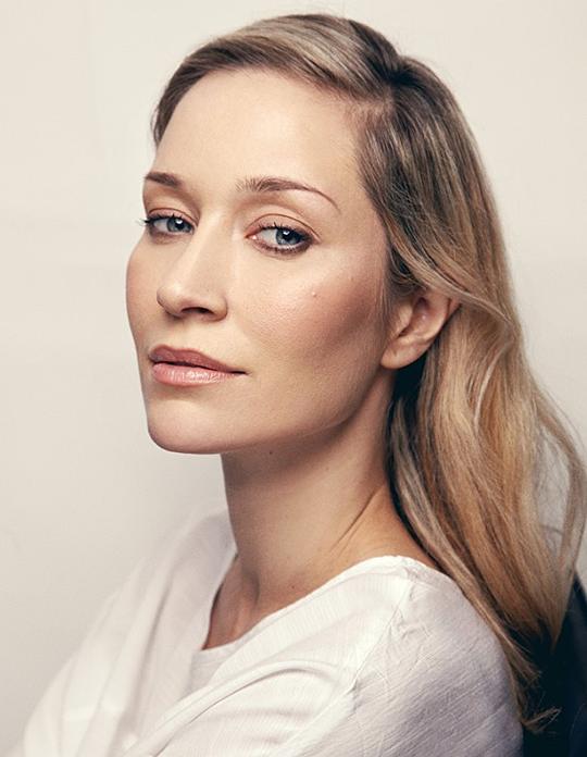 布鲁克·约翰斯顿 Brooke Johnston照片