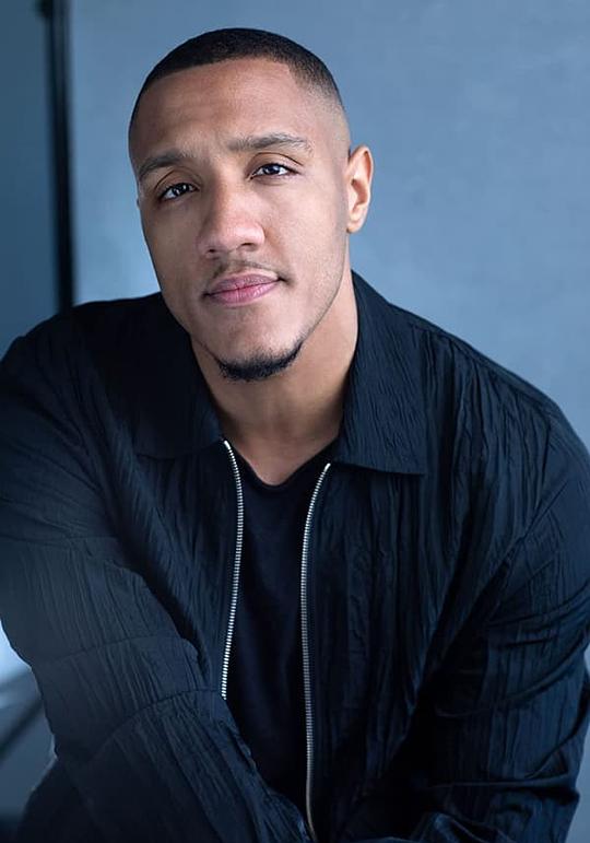 贾斯·哈钦斯 Jaz Hutchins照片