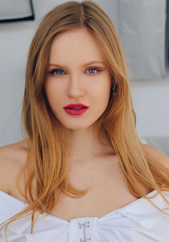 波莉娜·普什卡列娃 Polina Pushkareva照片