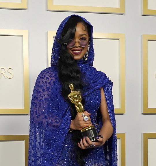 加布里埃拉·威尔森 H.E.R.照片