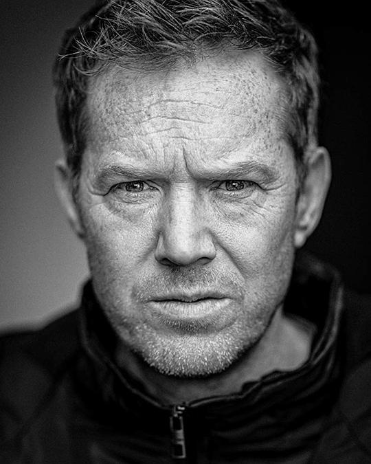 克里斯·希钦 Kris Hitchen照片