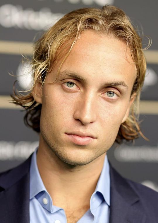 奥尔莫·施纳贝尔 Olmo Schnabel照片