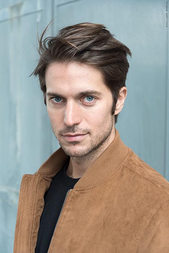 卢卡斯·布哈沃 Lucas Bravo照片