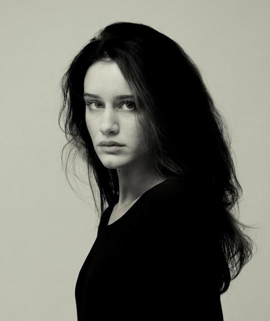 瓦伦蒂娜·贝莱 Valentina Bellè照片