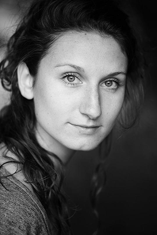 贝西·卡特 Bessie Carter照片