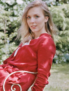 比蒂·埃德蒙森 Beattie Edmondson照片