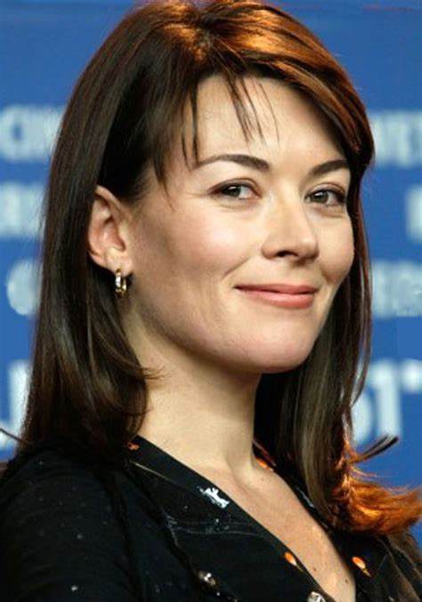 贾斯蒂恩·瓦戴尔 Justine Waddell照片