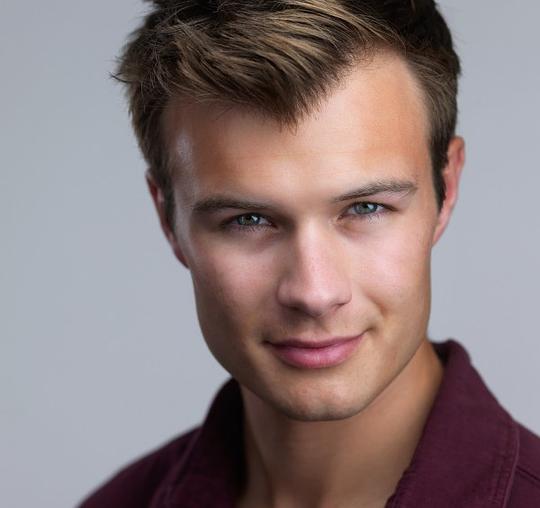 尼古拉斯·雷顿 Nicholas Renton照片