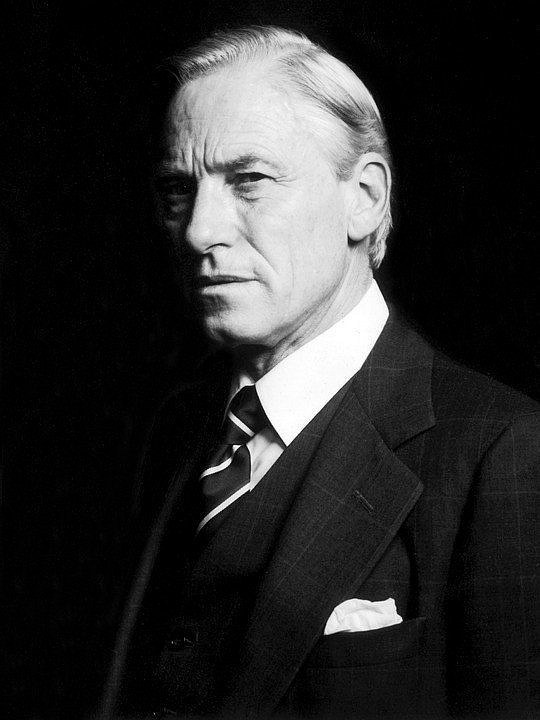 Alan MacNaughton照片