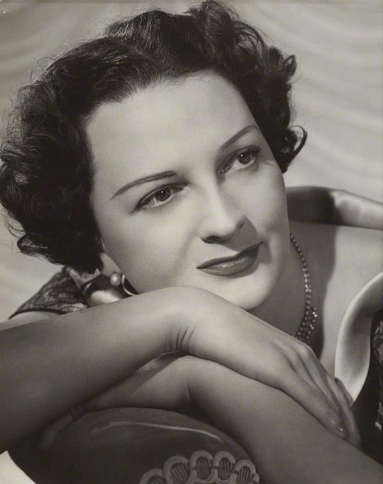 卡罗尔·布朗 Coral Browne照片