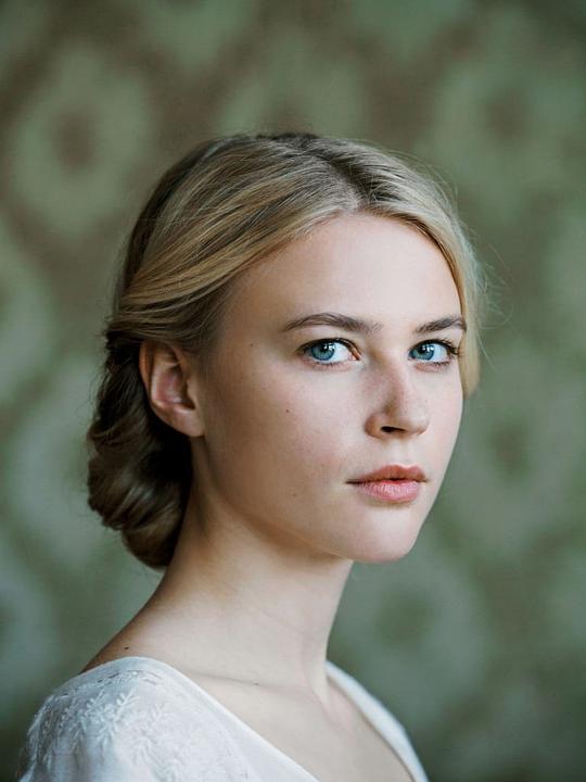 让娜·古尔索 Jeanne Goursaud照片