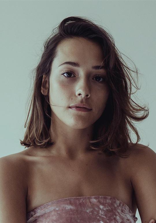 苏珊妮·朱安内 Suzanne Jouannet照片