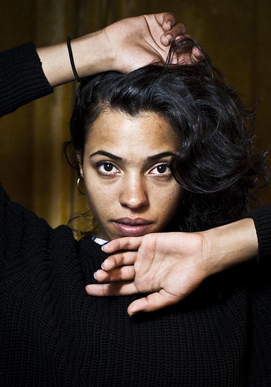 琪塔·昂罗 Zita Hanrot照片