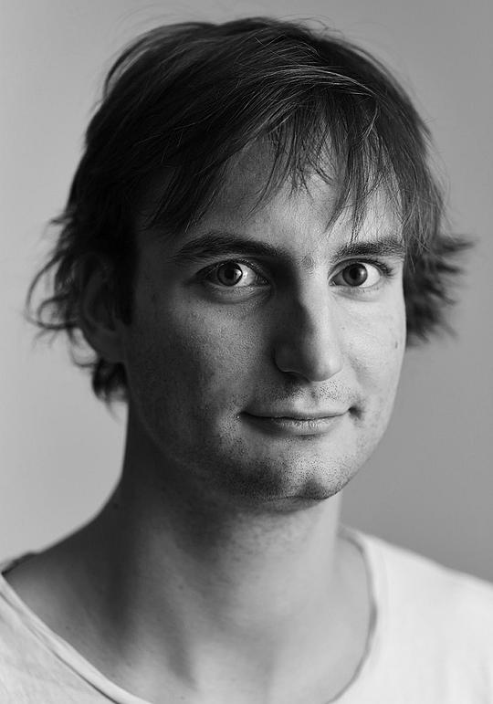 奥尔默·欧默祖 Olmo Omerzu照片