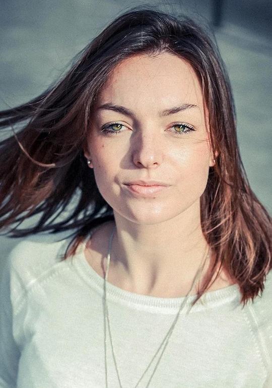 埃斯特尔·达娜乌特 Estelle Darnault照片