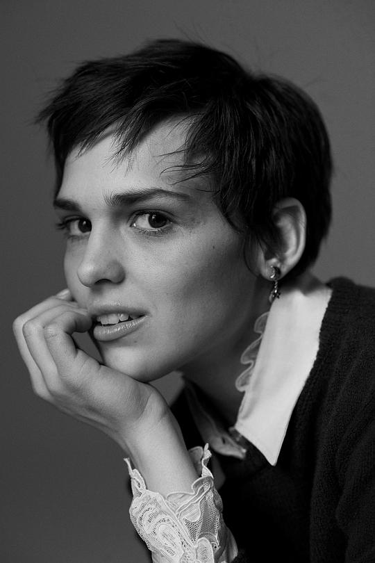 萨拉·萨里约科 Sara Serraiocco照片