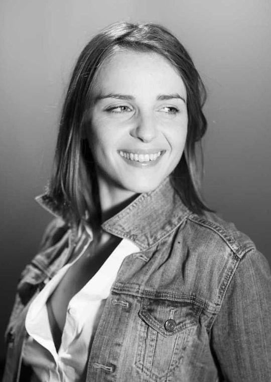 路易丝·曼图 Louise Manteau照片