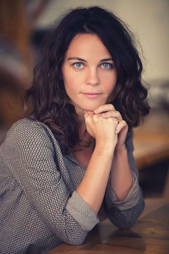 图林·奥曾 Tülin Özen照片