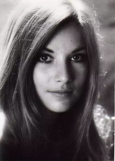 尼科尔·卡尔方 Nicole Calfan照片