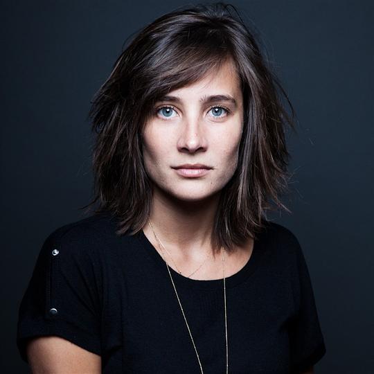 朱莉·德博纳 Julie de Bona照片