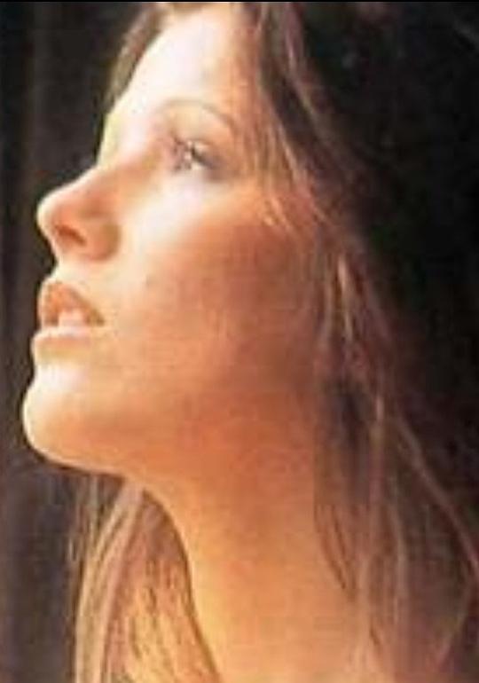 奥利维亚·弗洛雷斯 Olivia Flores照片