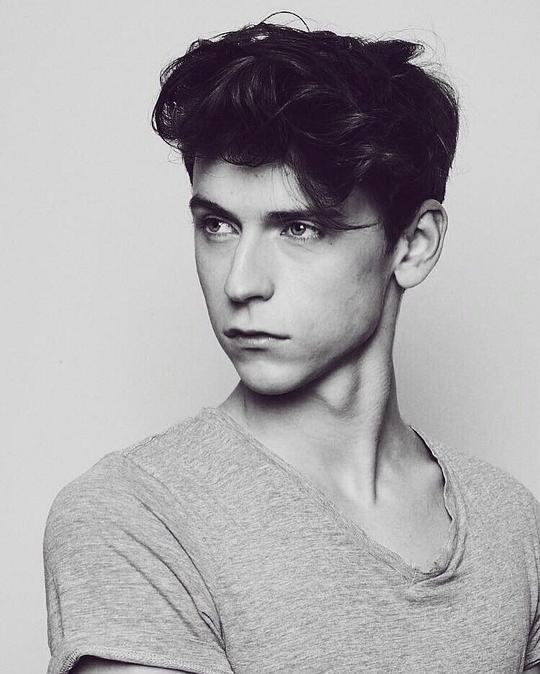 埃米尔·贝尔顿 Emil Belton照片